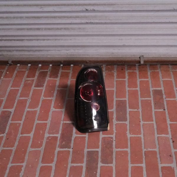 1999 2000 2001 2002 2003 2004 2005 Ford F250 Lariat Driver Taillight