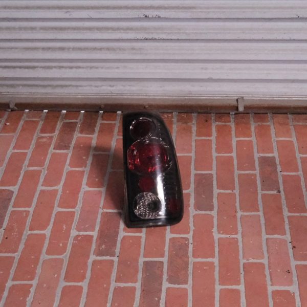 1999 2000 2001 2002 2003 2004 2005 Ford F250 Lariat Passenger Taillight