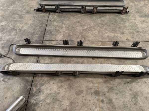 1999-2004 Ford F-250 Diamond-Plated Running Boards (Pair)