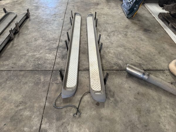 1999-2004 Ford F-250 Diamond-Plated Running Boards (Pair) - Image 3