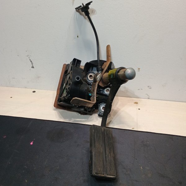 2003 Ford F250 Gas Pedal Assembly - Adjustable. Motor Sold Separately. - Image 3