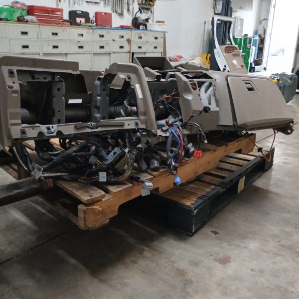 2003 Ford F250 Dashboard Assembly with Harness, Bag and Glovebox - Image 3