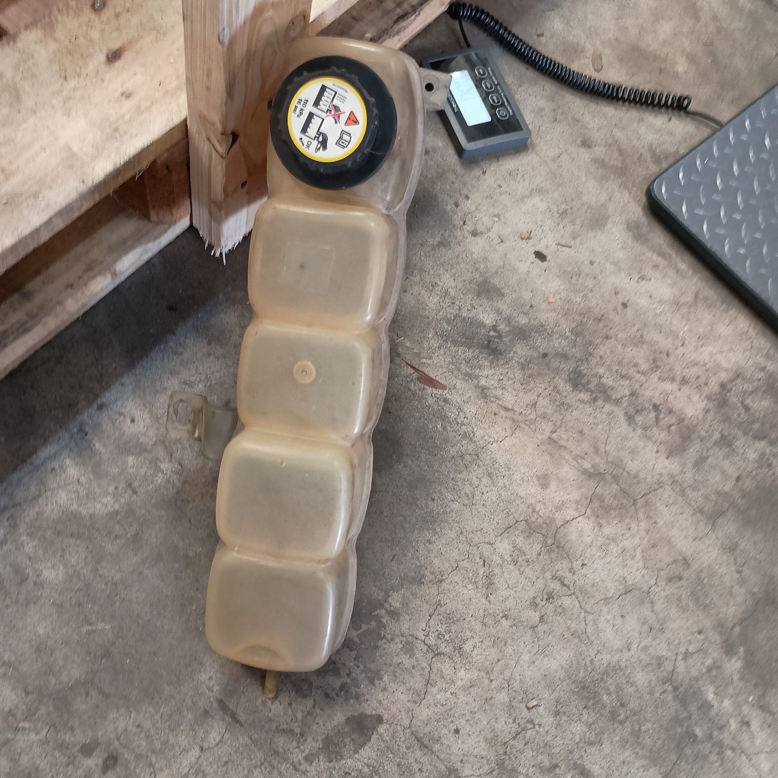 1999-2003 Ford F250 F350 F450 Radiator Expansion Tank for 7.3l Diesel - 2C3Z8A080AA - 3C348A080BA - Image 3