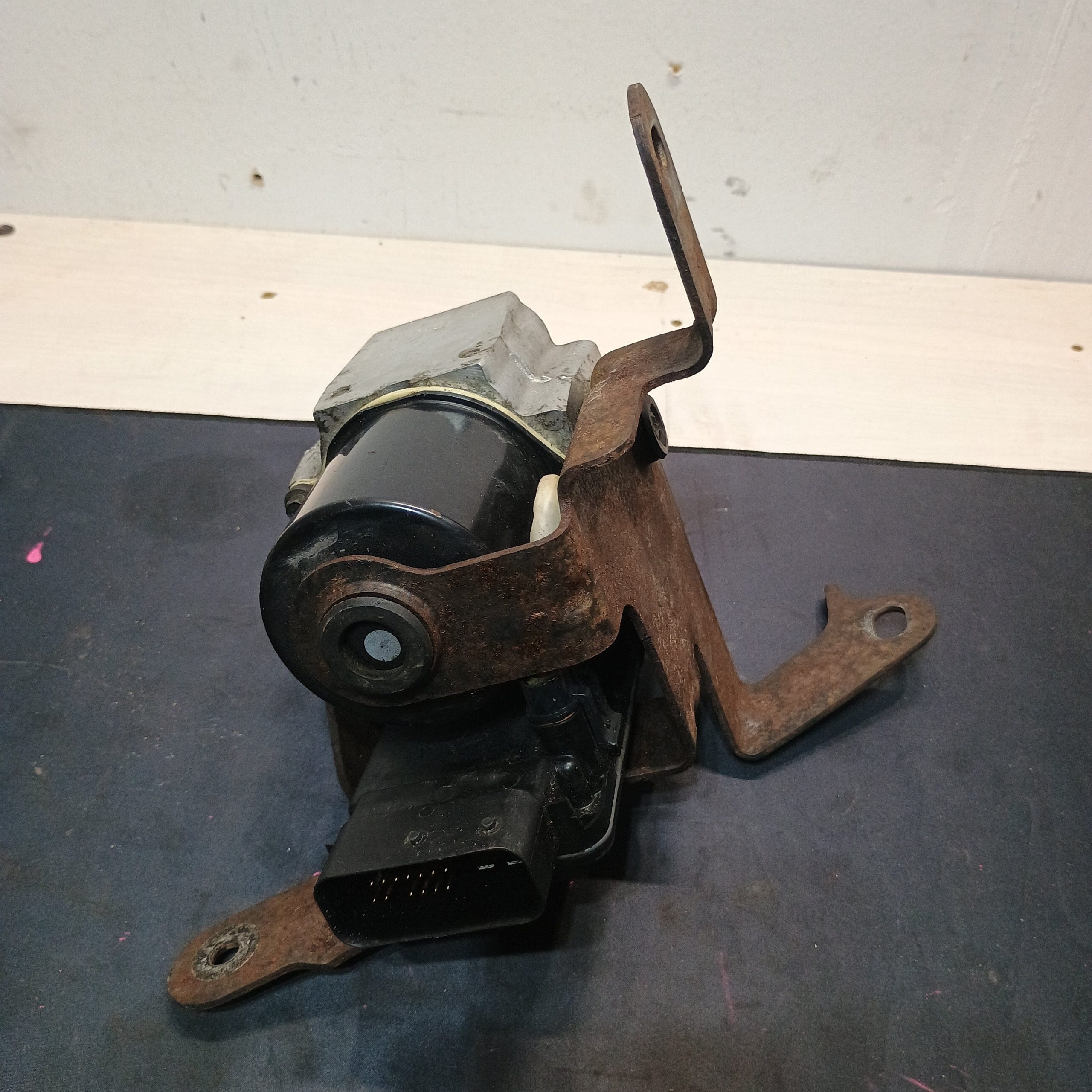 1999-2007 Ford F250 ABS Brake Pump Assembly With Bracket - 2C342C346BE - Image 2