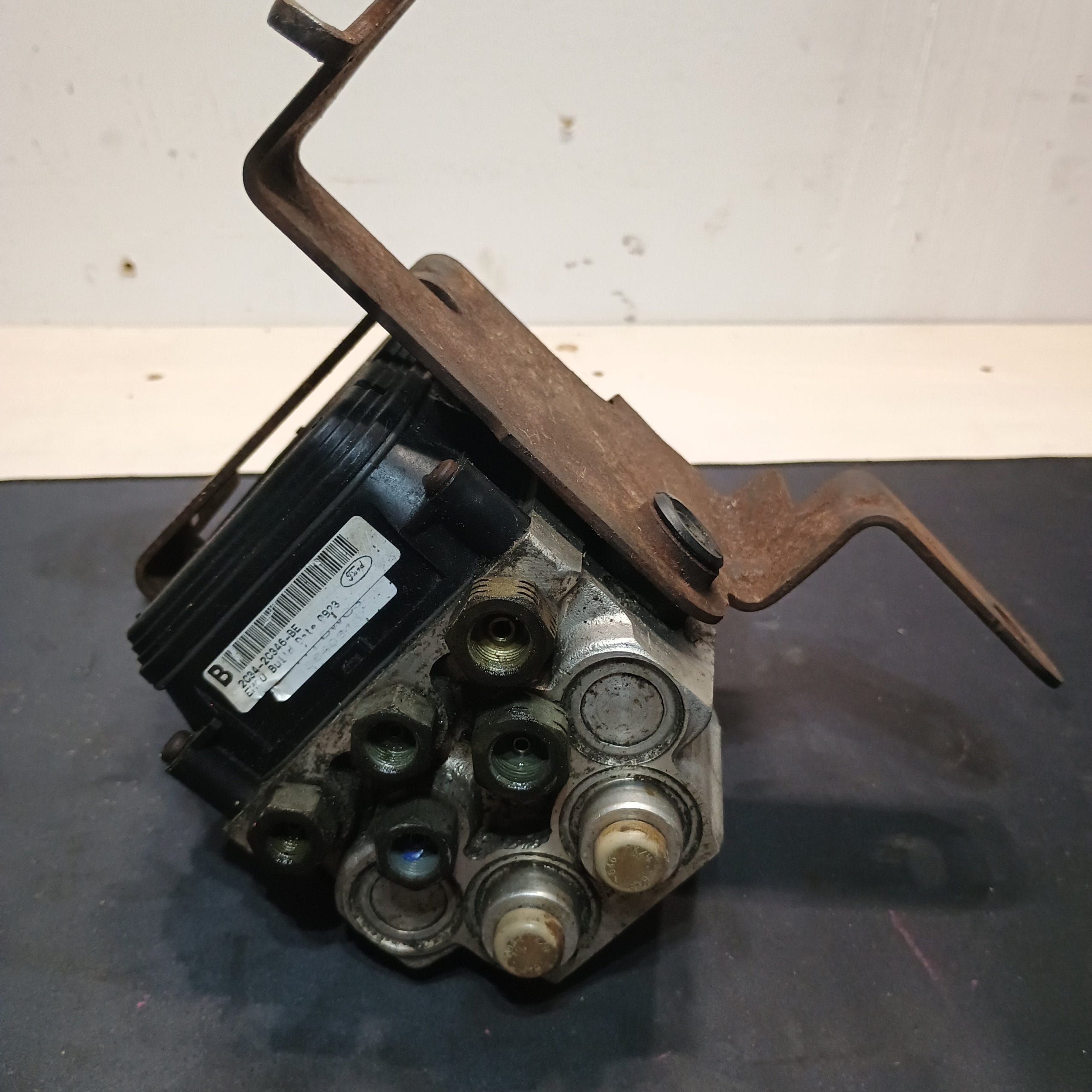 1999-2007 Ford F250 ABS Brake Pump Assembly With Bracket - 2C342C346BE - Image 3