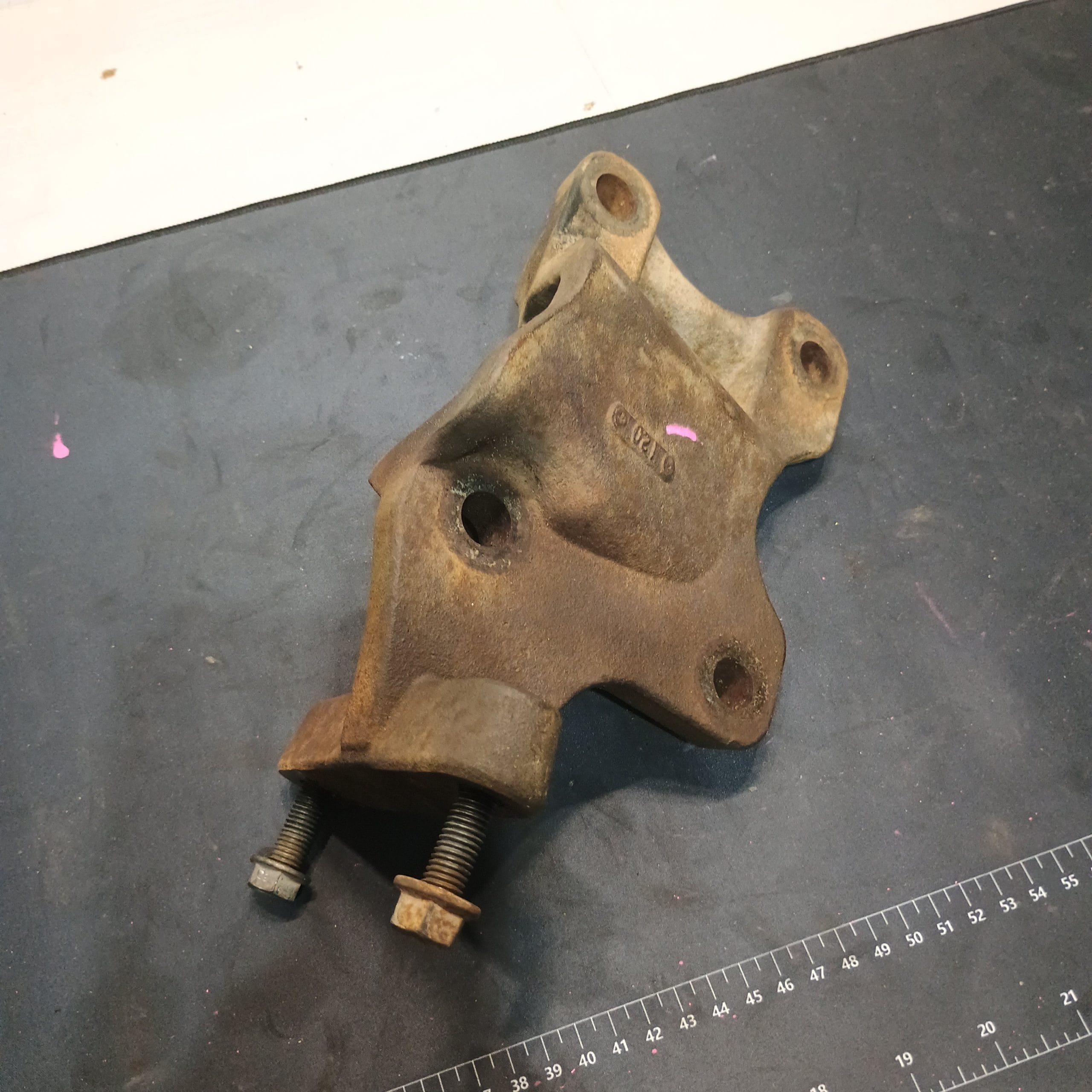 1999-2004 Ford F250 Front Axle U Bolt Sway Bar Mount Bracket