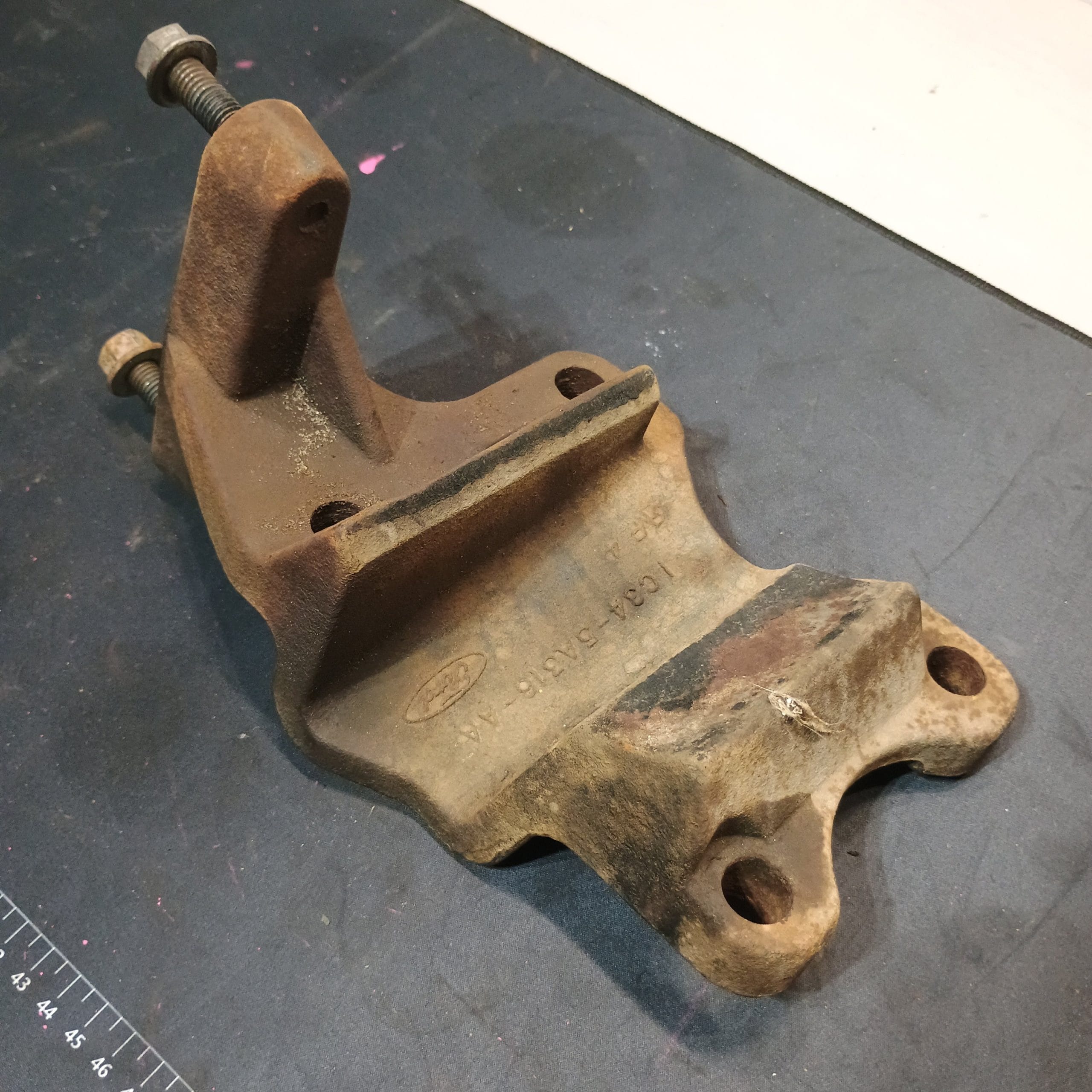 1999-2004 Ford F250 Front Axle U Bolt Sway Bar Mount Bracket - Image 2